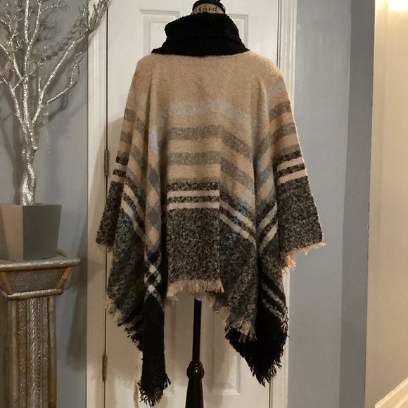 New York Soft Boucle Poncho - Picture 8 of 9